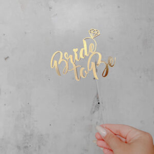 Topper na tort „Bride to Be” z symbolicznym pierścionkiem zaręczynowym - obrazek 1
