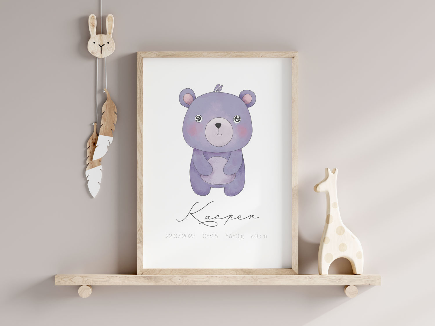 Metryczka z grafiką uroczego fioletowego misia, imieniem i szczegółami narodzin.