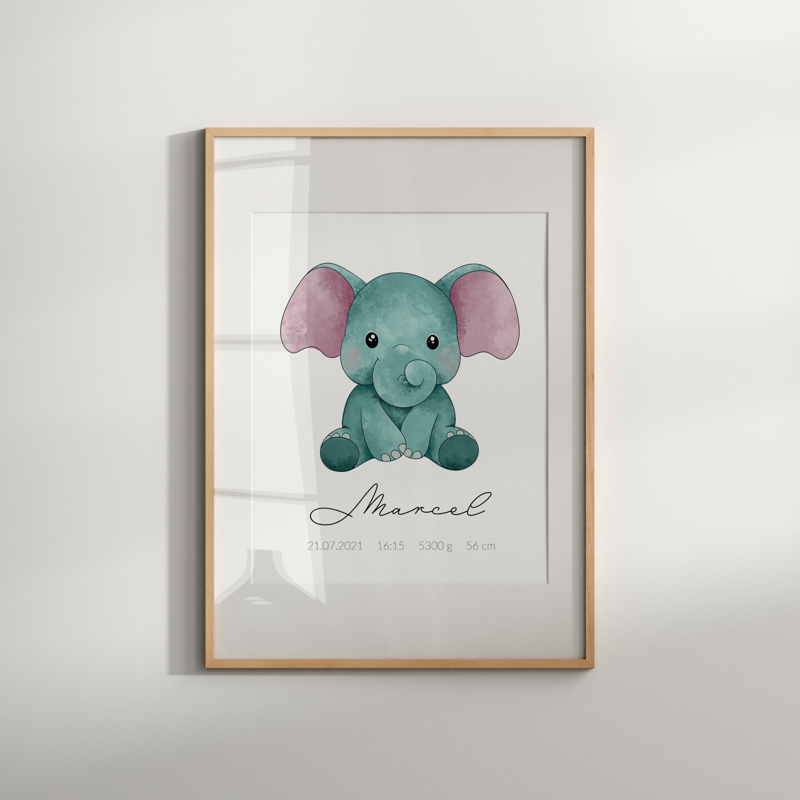 Personalizowana metryczka dziecięca z ilustracją słonika, przedstawiająca imię dziecka, datę urodzenia, godzinę, wagę i wzrost, w delikatnej pastelowej kolorystyce.